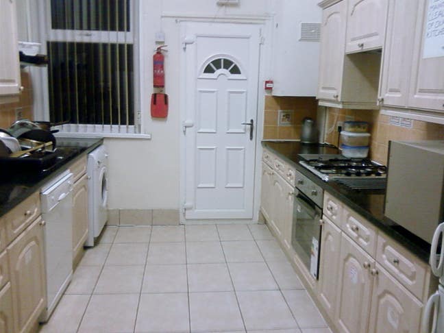 Spacious double & a double room available now s2  Main Photo