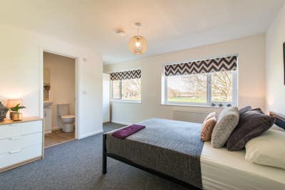 Massive double en-suite room. No deposit ✨ Main Photo