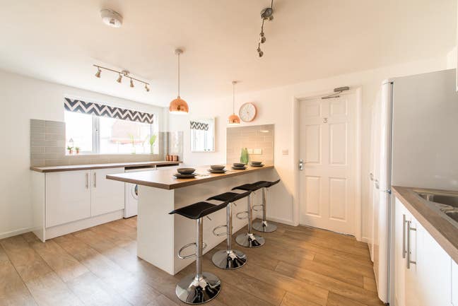 Lovely double en-suite room. No deposit  Main Photo