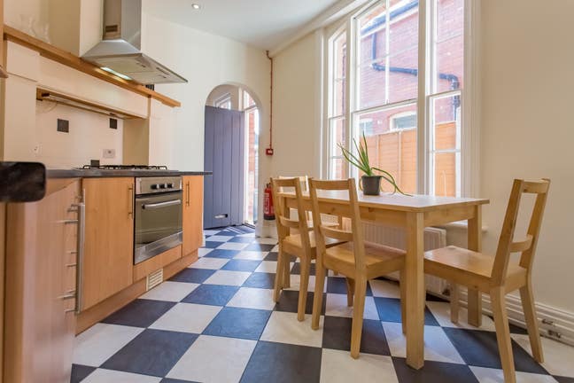 Lovely Large En Suite Room in Friendly House Main Photo