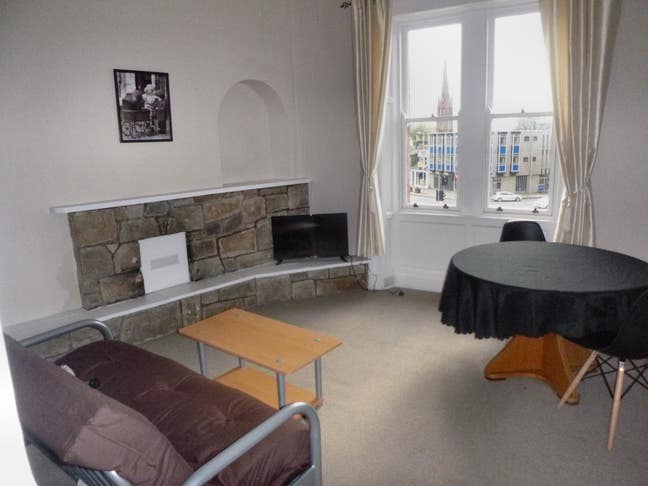 Double bedroom in large shared flat Main Photo
