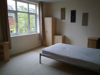 Huge double room in shared house - bills included Main Photo