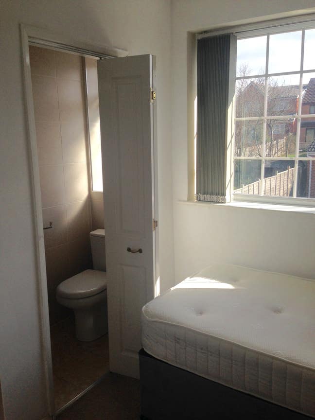 Bedroom with private bathroom & all bills included Main Photo