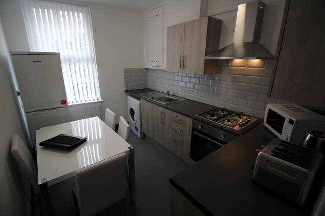 12b Ashfield Road |  5* Refurbished 4 Bed 1 Bath Main Photo