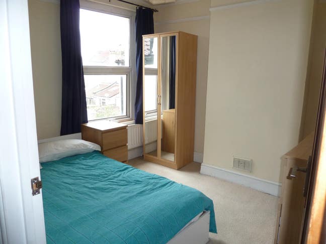 Room in Quiet Street Close to City Centre Main Photo