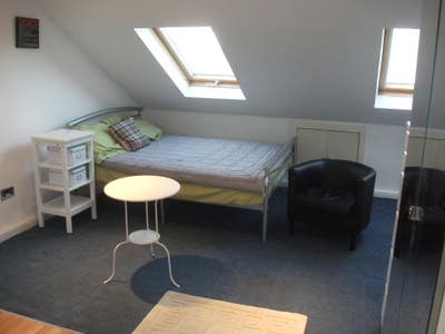 Lovely bright studio flat in great location. Main Photo