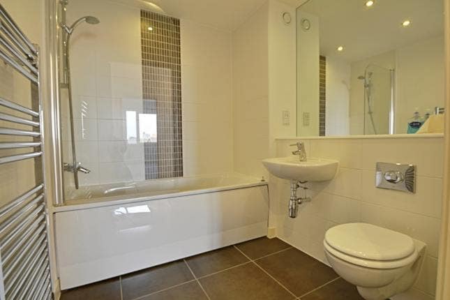 2 Bed Bright Modern Flat Main Photo