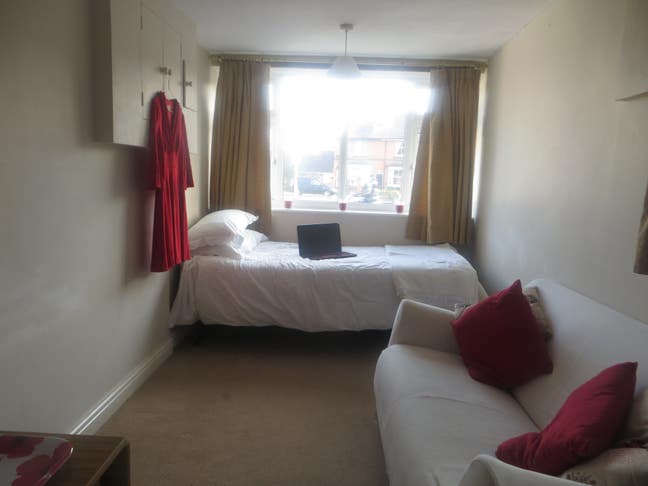 Self contained ensuite room in family home Main Photo