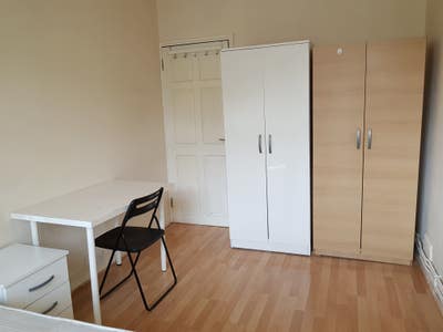Large Double In Ex Council Flat Near Westfield W12 Main Photo
