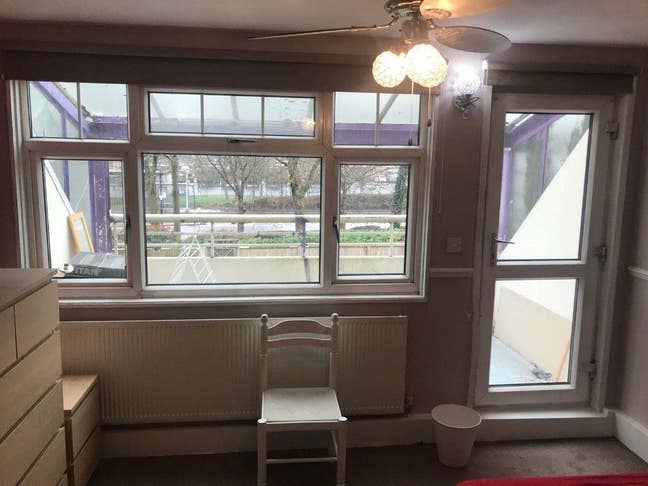 Superb location/ double room with its own balcony. Main Photo