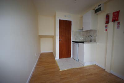 Lovely Single En-Suite studio Room  Main Photo