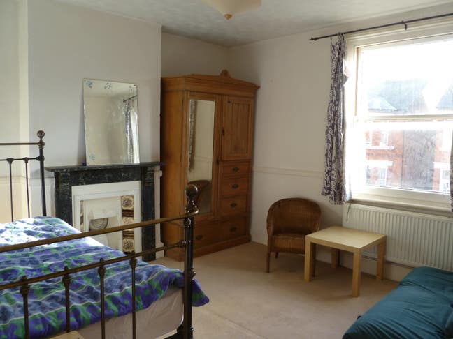 Room in shared house Main Photo