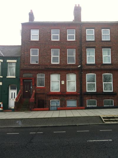 Small double room with separate private bathroom  Main Photo