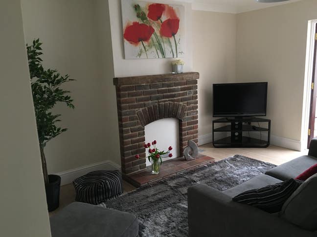 Single room with secure, off-road parking Main Photo