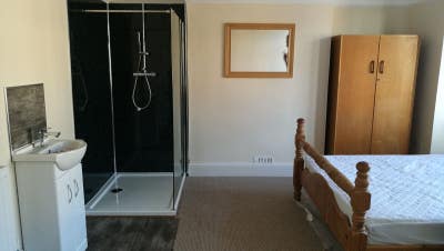 Large En Suite /Fully Furn - All Bills Included Main Photo