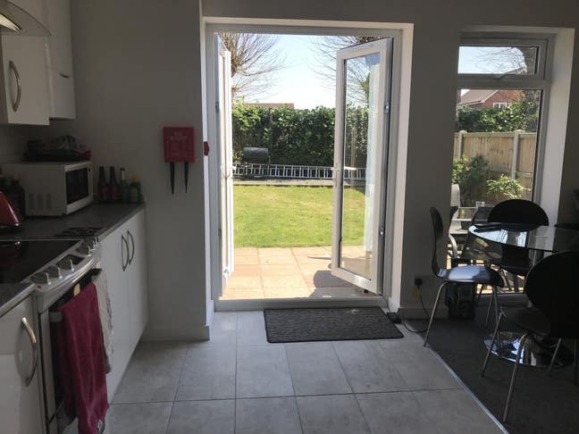 Lge Dbl Ensuite, parking, close town, boutique  Main Photo