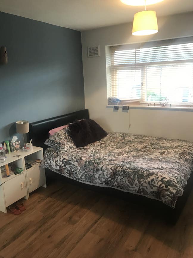 Large Double Room - Town/Gatwick Location  Main Photo