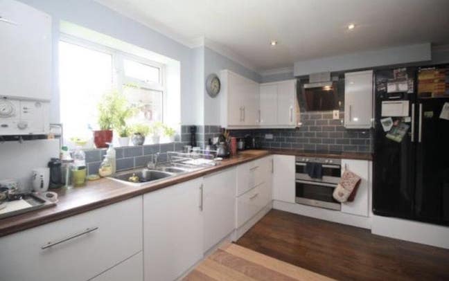 Large Double Room - Town/Gatwick Location  Main Photo