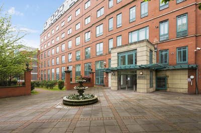 Large double room w/ free gym/pool Main Photo