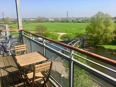 Bright Clapton double: River views & own bathroom Main Photo