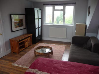 Top floor of house-large bedroom/living & ensuite Main Photo