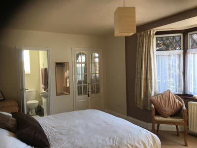 Double room/en-suite/lounge/kitchenette/parking.  Main Photo
