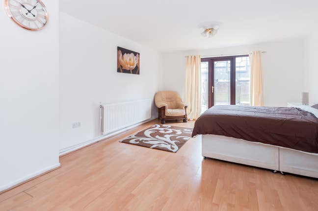 Bright and Spacious Double Bedrooms Main Photo