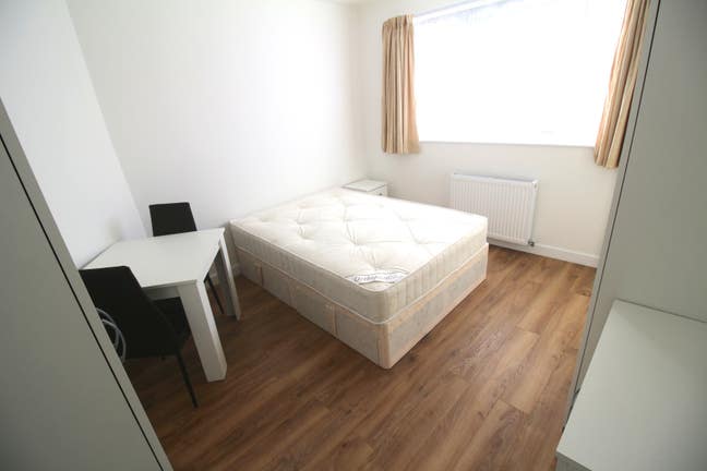 Bright modern en-suite in Kingsbury/West Hendon Main Photo