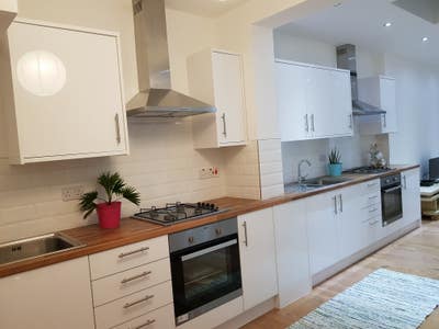 EN SUITE Double Room Available Manor House Main Photo