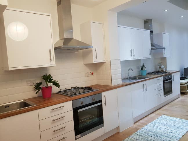 EN SUITE Double Room Available Manor House Main Photo
