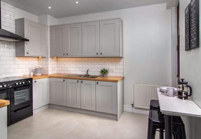 🏡 Newly decorated double -15 min walk to hospital Main Photo