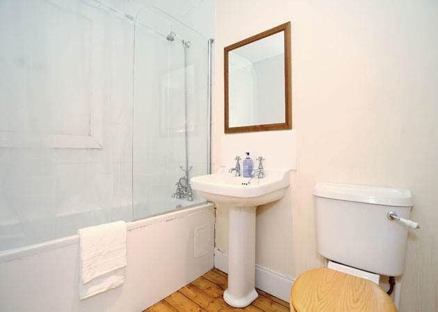 Double bedroom available in 2 bed flat 3rd floor Main Photo