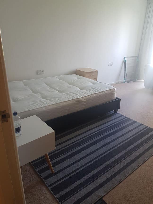 Lovely Double Room - 1 Minute South Quay Main Photo