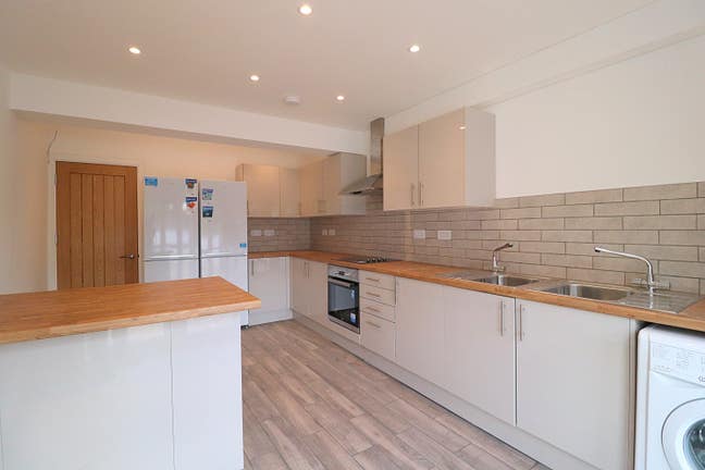 Luxury Living + Bills included  Main Photo