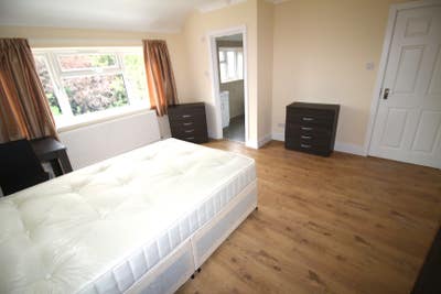 Spacious en-suite room in Stanmore Main Photo