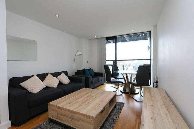 2-bed modern city centre apartment Main Photo