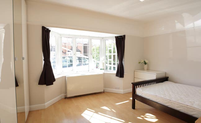 £895 inc. Guildford Centre Large Double No Deposit Main Photo