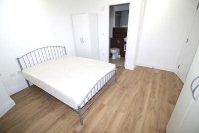 Modern en-suite in Kingsbury/Wembley Park Main Photo