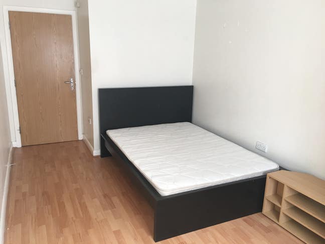 Large, Bright, double room to rent Main Photo