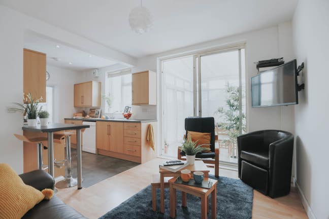 Friendly 🤗 Amenities 🛒 Parking 🅿️  Convenience 🚌 Main Photo