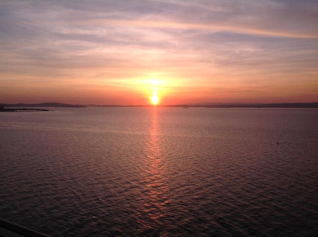 Bright quiet room with views. Main Photo