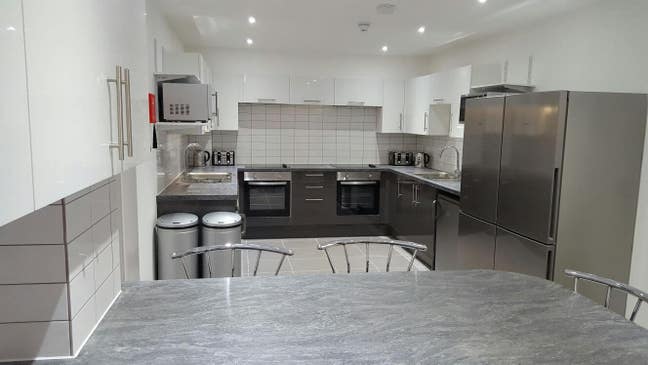 Executive rooms, fantastic location! Main Photo