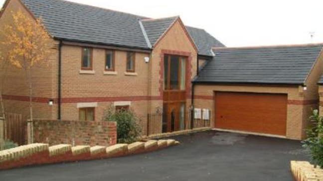 Double bedroom in large modern 4-bed house  Main Photo