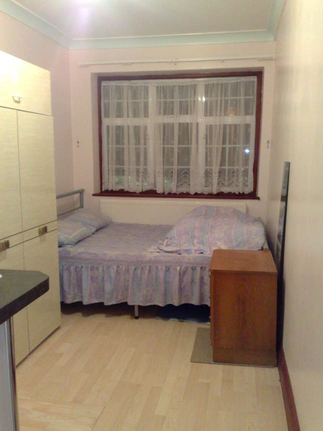 Studio in quite area of clayhall Ilford london Main Photo