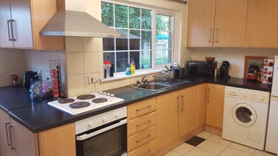 Double room available in spacious house Main Photo