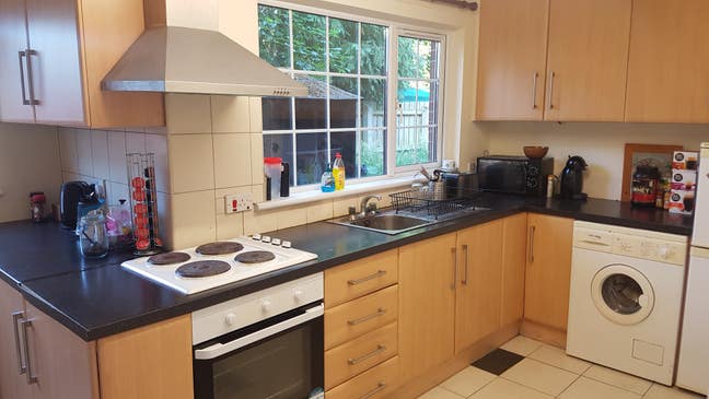 Double room available in spacious house Main Photo