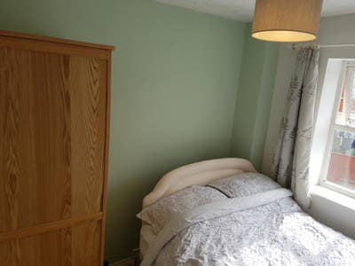 Spacious room to let, quiet ,fresh , modern. Main Photo