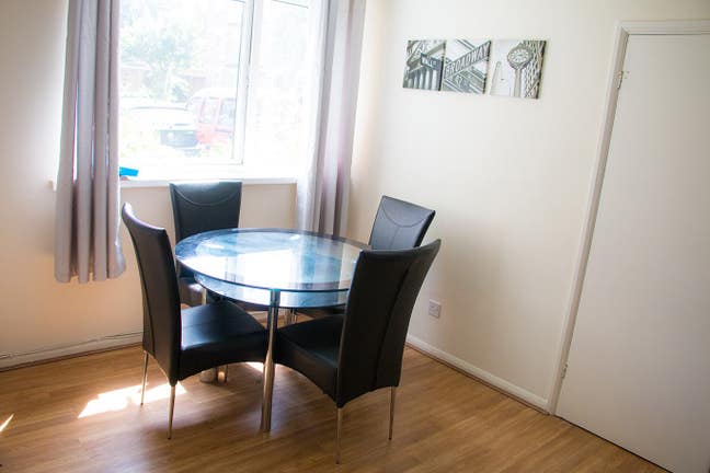 2 Bedroom Flat for Rent in Great Location *LOOK* Main Photo