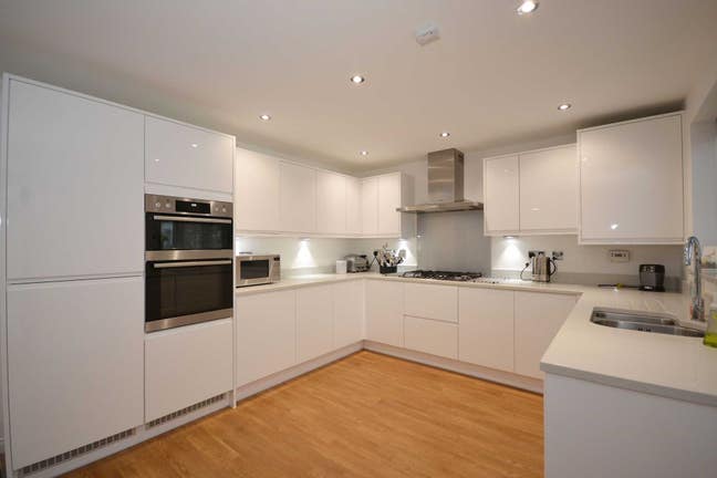 4 Double Rooms Available – Professionals Only  Main Photo