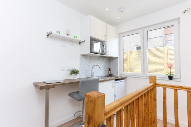 Newly refurbished bedsit very close to the central Main Photo
